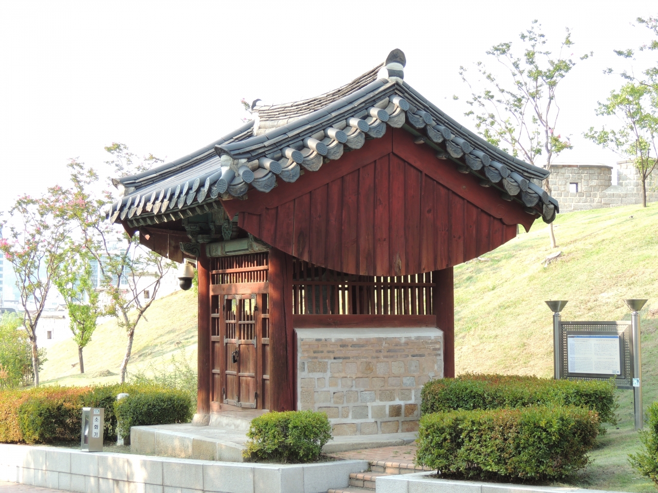 보물 제14호 수원 창성사지 진각국사탑비의 모습