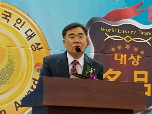 13일 오후 (사)한국언론사협회가 주최한 2018 자랑스런한국인인물대상 및 2018 세계명품브랜드상 시상식에서 이창열 조직위원장이 인사맣을 하고 있다.