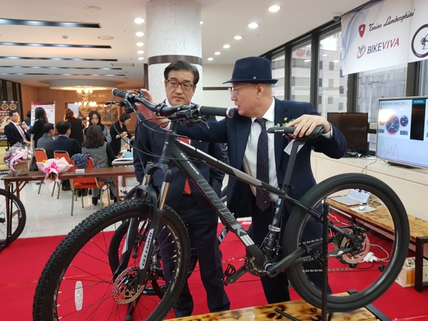 세계최초로 개발된 터보기어를 장착한 자전거를 대한민국 신지식인협회 권기재 회장에게 소개하는 람보르기니자전거 바이크텍 한금채 회장