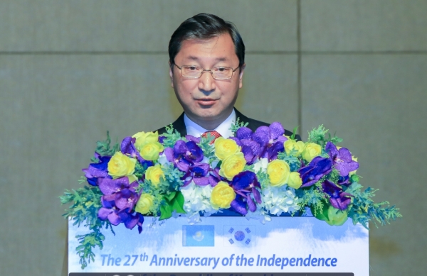 바킷 듀센바예프 (Bakyt DYUSSENBAYEV)  주한 카자흐스탄 대사가 12일 오후 서울 소공동 롯데호텔서 개최된 카자흐스탄 독립 27주년 기념식에서 인사말을 하고 있다.