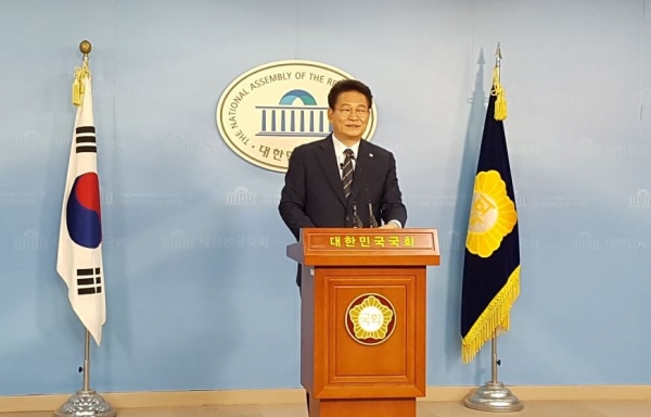 더불어민주당 송영길 의원이 28일 오후 국회 정론관에서 기자회견을 열고 있다.