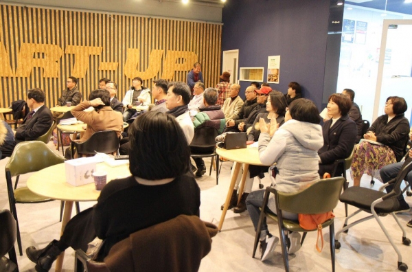 부산 창업카페(송상현 광장)에서 열린 북콘서트에 참여한 사람들의 모습