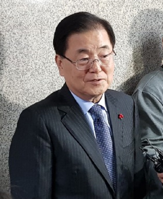 정의용 국가안보실장이 15일 오후 서울 여의도 국회에서 나경원 자유한국당 원내대표를 만나고 나와 기자들의 질문에 답하고 있다.  사진 / 파이낸스 투데이