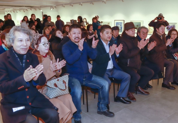 지난 16일 오후 서울 인사동 라메르 갤러리에서 2019 대한민국 국제문화예술제가 개최되었다. 전시 개관과 함께 국제문화예술제 참가자들이 관계자들과 전시행사 개관식에 참석하고 있다.