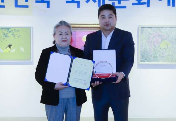 지난 16일 오후 서울 인사동 라메르 갤러리에서 개최된 2019 대한민국 국제문화예술제에서 (주)로운아뜨리움 이광현 회장이 수상자와 함께 기념촬영을 하고 있다.