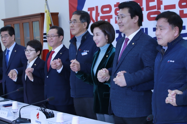 한국당과 한국노총이 18일 오후 정책간담회을 열고 기념촬영을 하고있다.