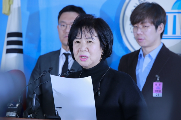 손혜원 의원이 21일 국회 정론관에서 빙상계 성폭력 추기 피해자가 있다고 밝히고 있다.