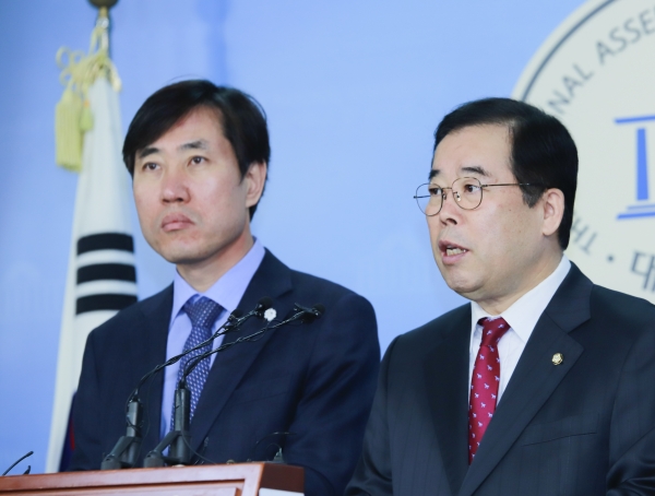 박성중 한국당 의원과 하태경 바른미래당 의원이 국회 정론관에서 공공부분 의혹 관련 기자회견을 하고 있다
