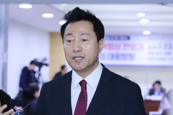 23일 국회의원회관에서 기자들의 질의 답변하는 오세훈 전 서울시장
