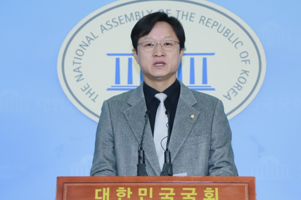 강병원 민주당 대변인이 25일 국회 정론관에서 한국당의 단식투쟁을 비판하는 기자회견을 하고 있다