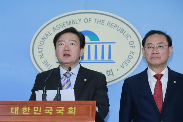 민경욱 자유한국당 의원이 강창일 역사와정의특별위원장과 함께 29일 국회 정론관에서 기자회견을 하고 있다