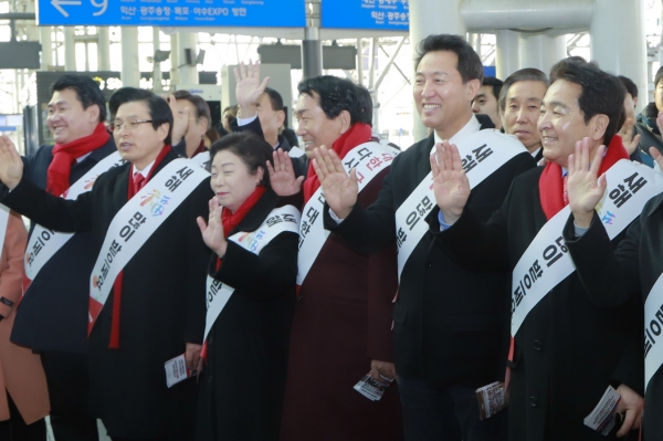 심재철,오세훈,안상수,황교안 한국당 대표 후보들이  1일 서울역에서 설 귀성 인사를 하고 있다