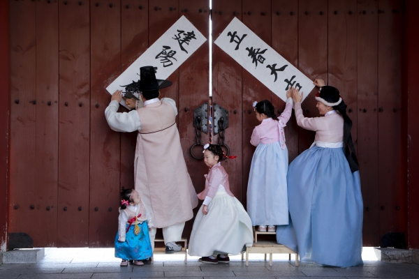 4일 남산 한옥마을에서 입춘 행사에 참가한 한 가족이 입춘첩을 붙이고 있다.