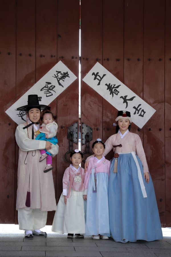 4일 남산 한옥마을에서 입춘첩 붙이기 시연에 참가한 한 가족이 입춘첩을 붙이고 기념촬영을 하고 있다