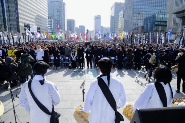 고 김용균 노동자 영결식에서 임을 위한 행진곡을 합창하는 추모객들