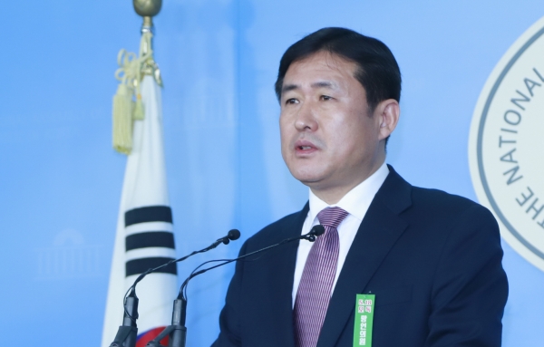 김정현 민주평화당 대변인 15일 국회 정론관에서 5.18망언 관련 논평을 하고 있다.