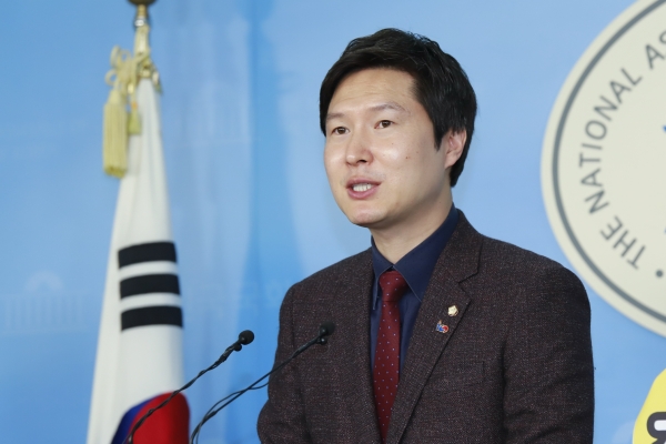 기자회견하는 김해영 더불어민주당 의원