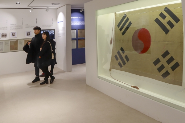 23일 주말, 시민들이 대한민국역사박물관에서 열리고 있는 3·1 운동 및 대한민국임시정부 수립 100주년 기념 특별전 '대한독립 그날이 오면'을 관람하고 있다.