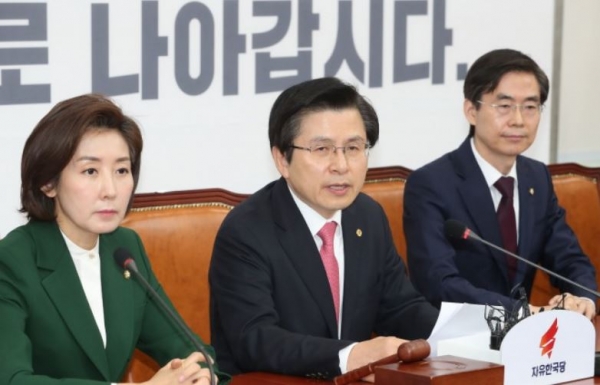 자유한국당 황교안 대표(가운데)가 4일 오전 국회에서 열린 최고위원회의에서 발언을 하고 있다.