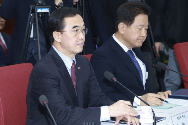 조명균 통일부 장관이 6일 국회에서 열린 자유한국당 북핵외교안보특위-방미단 연석회의에 참석해 위원들의 발언을 경청하고 있다.