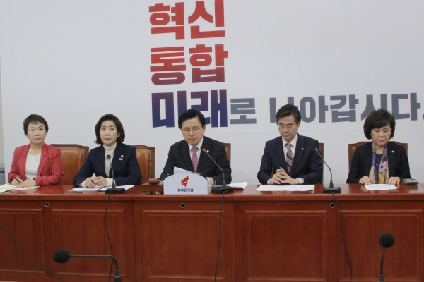 황교안 자유한국당 대표가 14일 오전 국회에서 최고위원회의를 개최하고 있다.