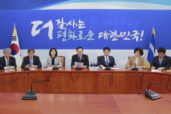홍영표 더불어민주당 원내대표가 14일 오전 국회에서 정책조정회의를 개최하고 있다.