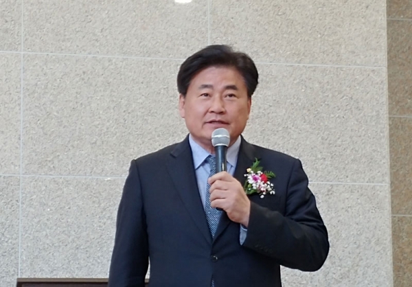 더불어민주당 소병훈 의원이 어제(13일) 광주 남한산성아트홀에서 열린 '광주의 흙에서 빗은 도자의 美' 전시회에서 인사말을 하고 있다.