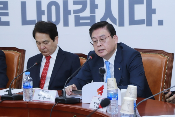 정우택 의원이 27일 국회에서 열린 자유한국당 최고위원·중진의원 연석회의에서 발언하고 있다.