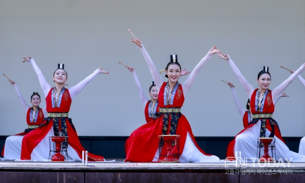 7일 임진각 평화누리공원 야외무대에서 '대학 춤 축제'에서 한국체육대학교 팀이 '무구춤'을 공연하고 있다.