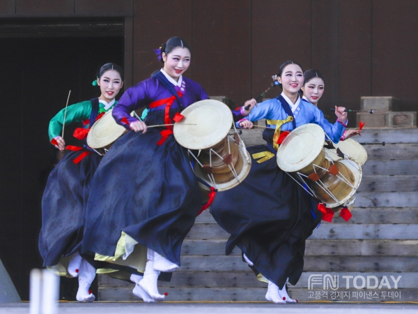 7일 임진각 평화누리공원 야외무대에서 '대학 춤 축제'에서 동덕여자대학교 팀이 '규장농월' 를 열연하고 있다.