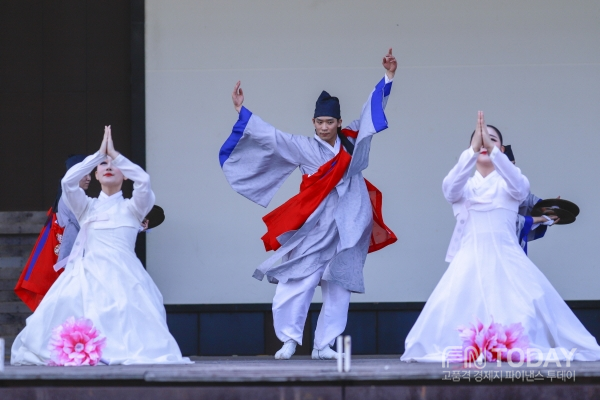 7일 임진각 평화누리공원 야외무대에서 '대학 춤 축제'에서 중앙대학교 팀이 '화현무' 를 열연하고 있다.