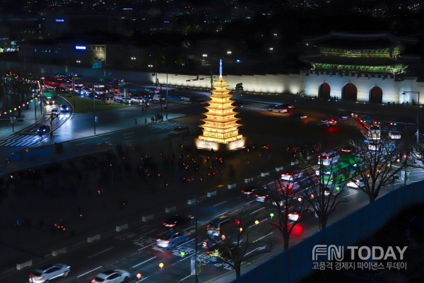 17일 오후 서울 광화문광장에 부처님오시날을 앞두고 설치된 '미륵사지 탑등'이 불을 밝히고 있다.