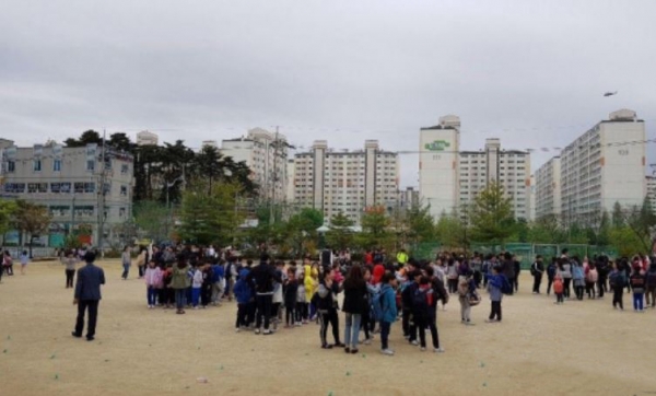 강원도 강릉시 중앙초등학교 학생들이 오늘 발생한 규모 4.3 지진이 발생하자 운동장으로 대피하고 있다[사진=뉴스1]