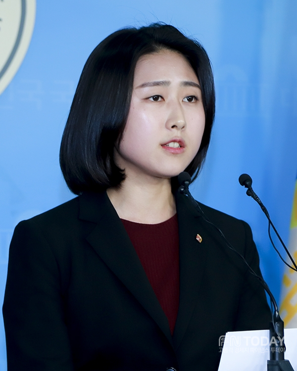 민중당은 30일 이은혜 대변인을 통해 “윗선 JY(이재용)를 구속 수사하라.”는 논평을 냈다.