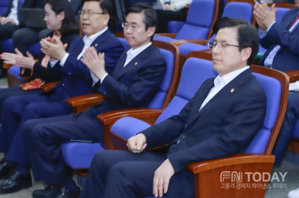 황교안 자유한국당 대표가 30일 오후 국회에서 열린 의원총회에서 나경원 원내대표의 모두발언을 경청하고 있다.