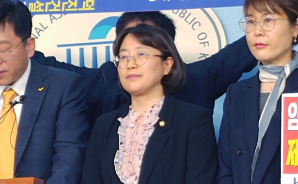 정의당 추혜선 의원이 지난 4월 30일 오후 국회정론관에서 공공임대아파트 입주민의 권리보호를 위한 기자회견을 개최하고 있다.