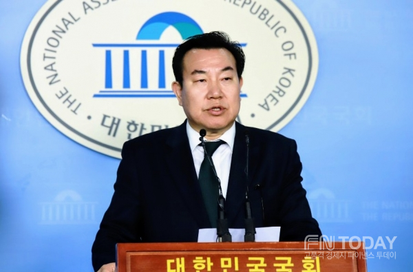 홍성문 민주평화당 대변인이 1일 국회 정론관에서 나경원 자유한국당 원내대표의 발언에 대한 논평을 하고 있다