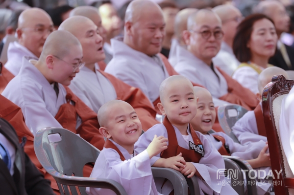 조계사 단기 출가 동자승들이 12일 오전 서울 종로 조계사에서 열린 불기 2563(2019)년 부처님오신날 봉축법요식에서