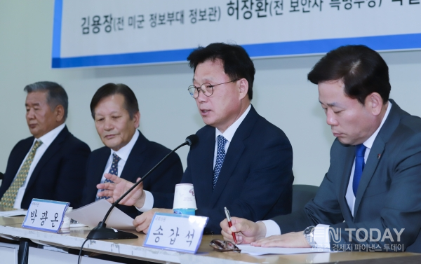 더불어민주당 박광온 의원이 13일 오후 국회의원회관에서 열린 “5.18은 계획된 시나리오 였다”특별기자회견에서 모두발언을 하고 있다.