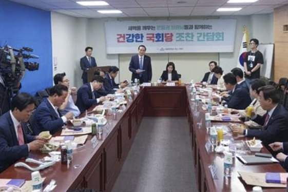 바른미래당 김중로 의원이 기획한 ‘건강한 국회 당’(이하 ‘건국당’)은 4일 오전 국회의원회관에서 첫 조찬간담회를 개최했다. 