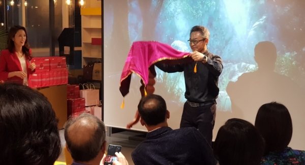 출판기념회를 위해 준비한 '날으는 탁자' 마술을 준비한 한동하 박사가 강연회에 참석한 관객들에게 진지하게 선보이고 있다. 사진 / 파이낸스 투데이