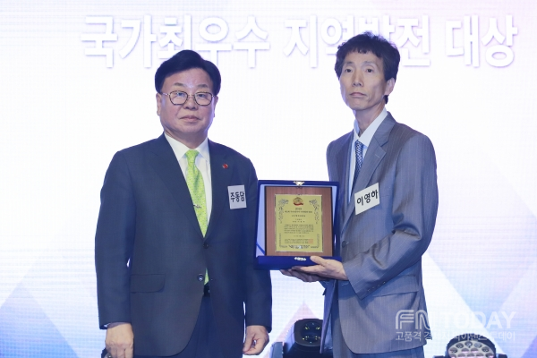 이영하 LH공사 본부장이 지난 31일 오후 서울 강남구 강남뉴힐탑호텔에서 열린 제2회 국가최우수지역발전대상 시상식에서 글로벌경제 부문 대상을 수상했다.
