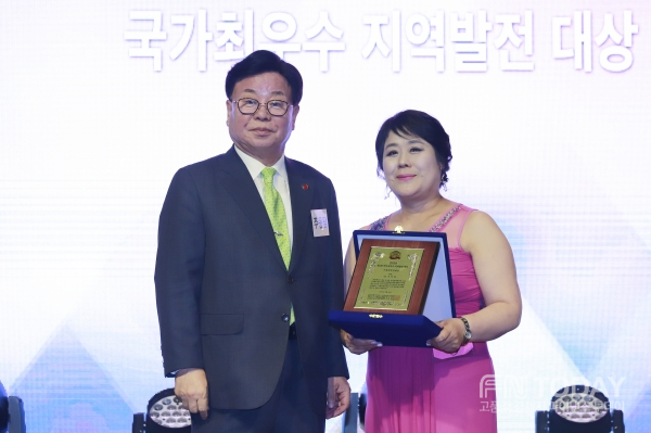 윤영례 비주얼 대표가 지난 31일 오후 서울 강남구 강남뉴힐탑호텔에서 열린 제2회 국가최우수지역발전대상 시상식에서 기업경영인 부문 대상을 수상했다.