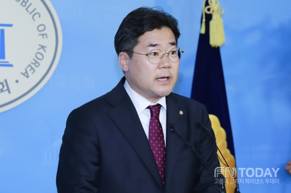 더불어민주당은 20일 나경원 원내대표가 오늘 관훈클럽 토론회에서 「공존의 정치」가 필요하다는 발언에 적극 공감한다며 “한국당의 조건 없는 국회 등원을 촉구"했다.