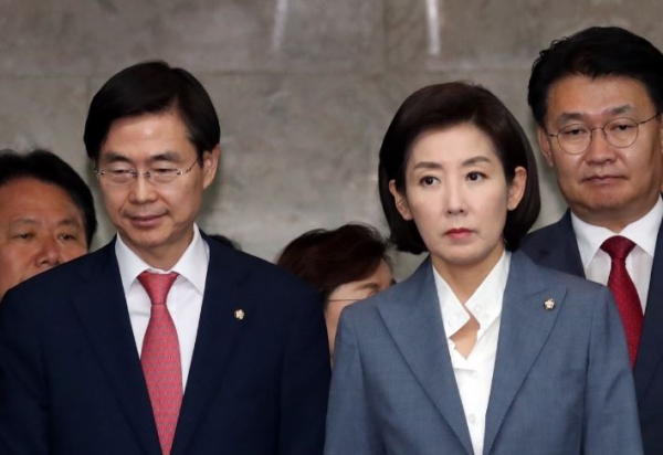 24일 서울 여의도 국회에서 열린 자유한국당 의원총회에 참석하고 있는 나경원 원내대표.