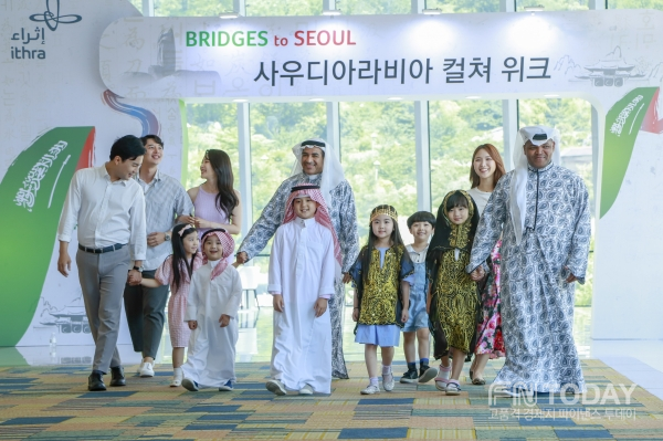 ‘사우디아라비아 컬쳐 위크’가 24일부터 오는 7월 3일까지 서울 서대문구 그랜드힐튼서울호텔에서 열리는 가운데 25일 관람객들이 단체관람을 하기 위해 입장하고 있다.