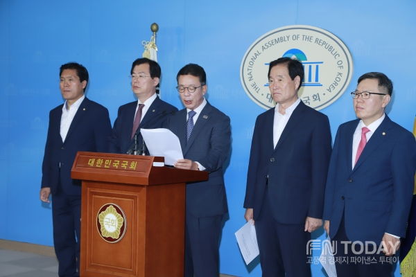 자유한국당 4대감 보 파괴저지 특위 위원들은 26일 국회 정론관에서 기자회견을 열고 성명서를 발표했다.