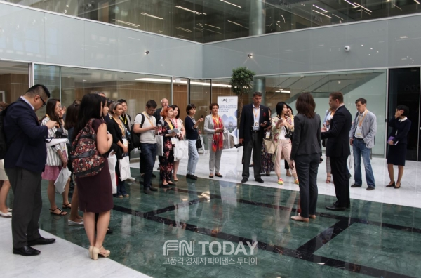 카자흐스탄 아스타나 파이낸스 데이가 개최되고 있는 아스타나금융센터 현장 사진, 외신기자들의 관심속에 기자회견 및 포럼과 컨퍼런스 개최, 그리고 MOU체결 현장으로 이어지고 있다