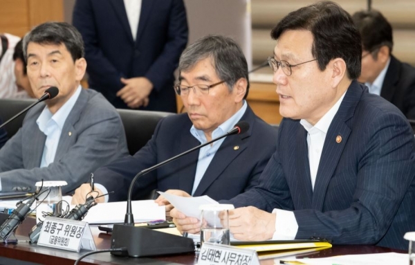 최종구 금융위원장(가장 오른쪽)이 8월 3일 정부서울청사에서 열린 일본 수출규제 대응 간담회에서 모두발언을 하고 있다.[사진=금융위원회]