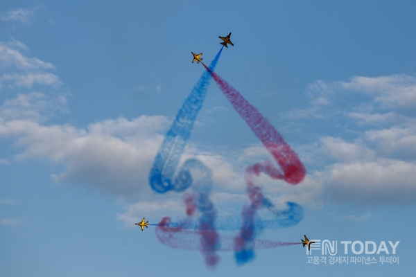 공군특수비행단 블랙이글스팀이 30일 오후 충주종합체육관에서 열리는 ‘2019충주세계무예마스터십대회’에 개회식에 앞서 축하비행을 하고 있다.